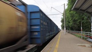 Электровоз 2ЭС5К-493 "Ермак" с грузовым поездом платформа Сартаково ГЖД 17.07.2020