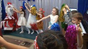 CHRISTMAS DANCE for children. Santa Claus. Новогодний танец для детей с мишурой.