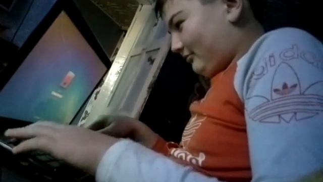 Брат вводит пароль на ноутбуке смотреть онлайн