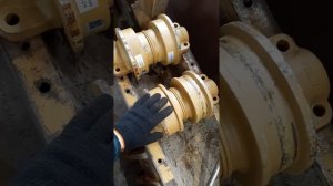 Установка катков опорных на телеги Cat d 6n xl