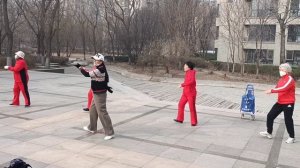 Китайские танцы во дворе_Дружно и красиво танцуют китайские пенсионерки