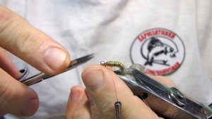 Мушка на хариуса со спинкой из голографической пленки. Изготовление