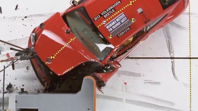 2013 Volkswagen Beetle CRASH TEST IIHS - Small Overlap Test смотреть онлайн