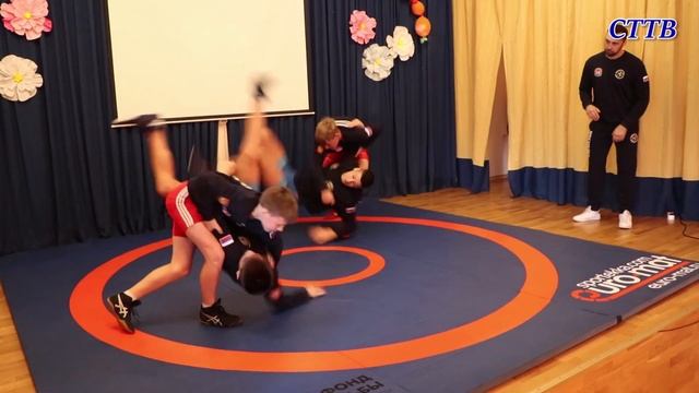 В рамках проекта «Большое борцовское братство» прошли показательные выступления спортсменов. смотреть онлайн