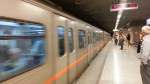 Прибытие поезда. Афины, ст. метро Монастираки