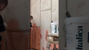 Искусственная скала в интерьере