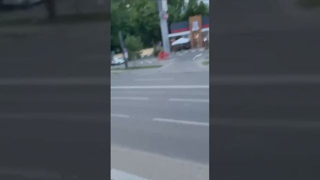 Кадры как утверждается с центра Ростова на театральной площади.