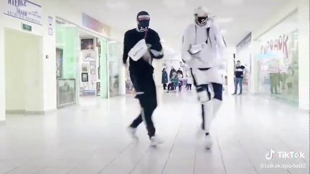 Парни отжигают, танец ??