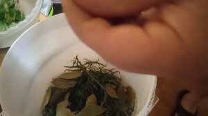 Квашеные зелёные помидоры в ведре.
