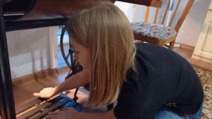 Шью на старой советской машинке. Как заправлять нитку!?