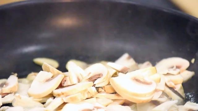 Фетучини с грибами и ветчиной в сливочном соусе.