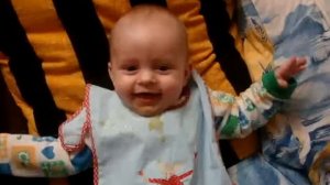 Малыш кушает и смеется