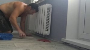 Как поклеить обои за батареей