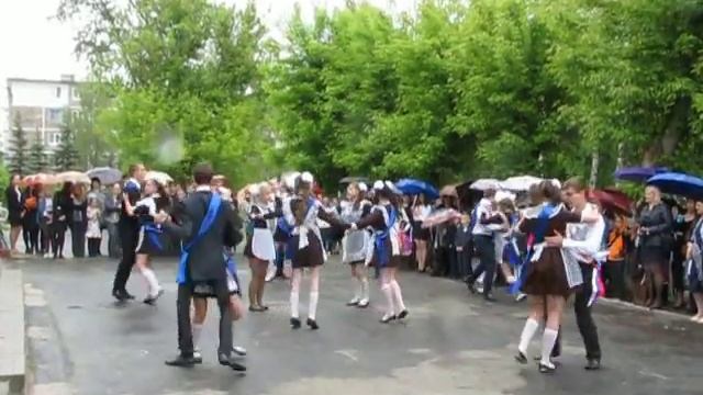 Танец выпускников на последнем звонке СОШ №2 г. Сельцо, Брянская область