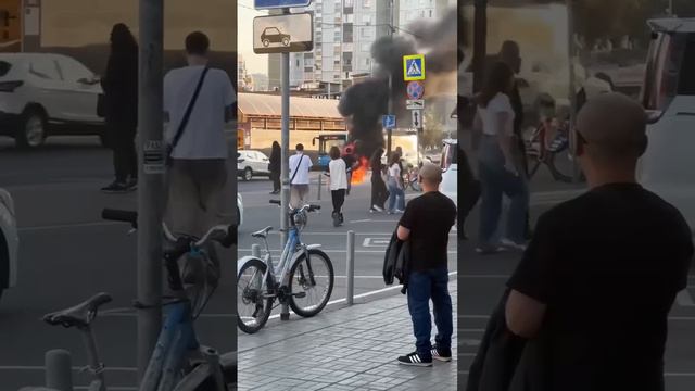 🔥В Москве скутер загорелся прямо во время движения🔥