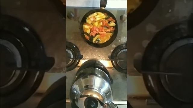 Делаем ужин/кабачки/кетчуп/колбаса//
