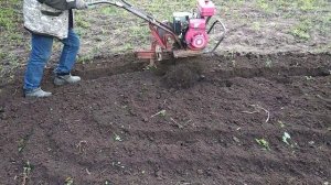 Как пахать землю мотоблоком. Один из вариантов.