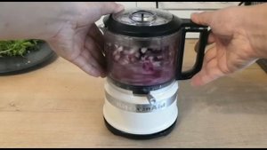 Измельчаем овощи и зелень