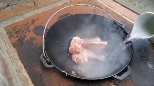 "Щи летние" из ранней капусты в казане на костре, рецепт от кулинара в деревне