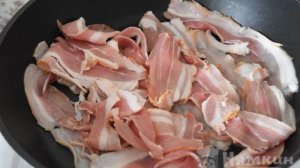 Яичница с беконом и зеленью