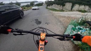 ПО ТРОТУАРАМ, ДОРОГАМ, ЛЕСТНИЦАМ, НА ВЕЛОСИПЕДЕ КАТАЮСЬ ПО ГОРОДУ.