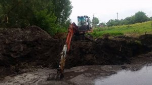 Пруд на участке-5, Второй день Копаем водоем на участке!!! Вода все пребывает