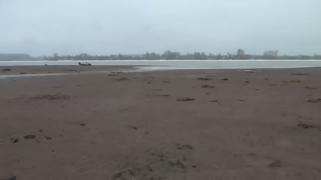 Обалдеть!Ушла вода и открылись богатые берега с удивительными находками!Находки в воде! смотреть онлайн