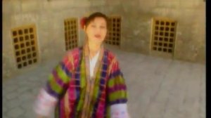 Русская певица поет на узбекском