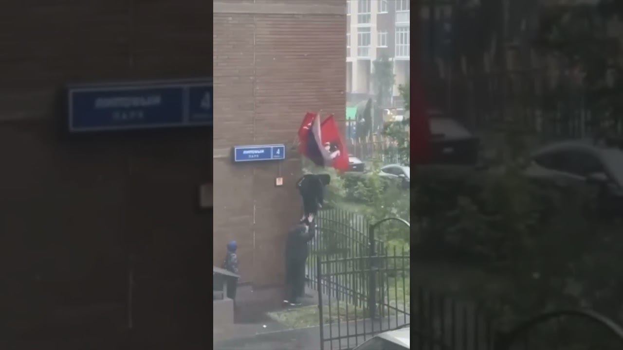 В Москве подростки увидели унесенный ветром флаг и вернули его на место. смотреть онлайн