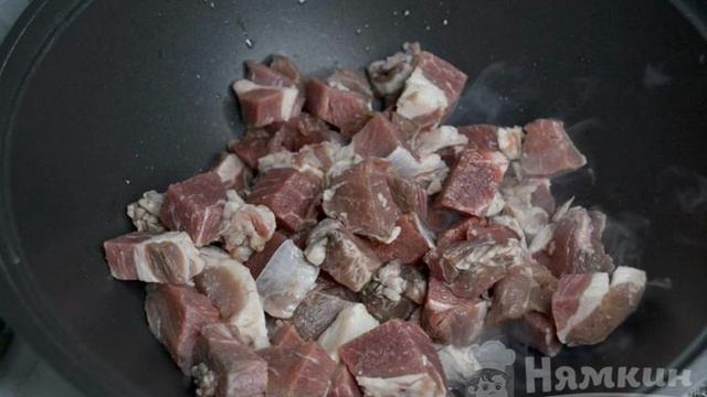 Тушеная говядина с луком и морковью в казане
