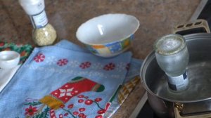 Как снять крышку с одноразовой мельницы