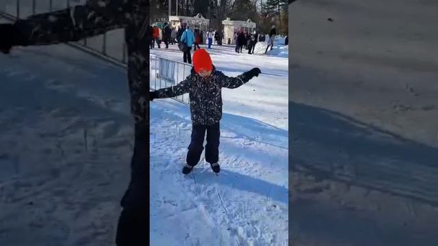 Бесплатно в Москве можно прокатится на коньках или потанцевать в парке Сокольники. Выпал бы снег.