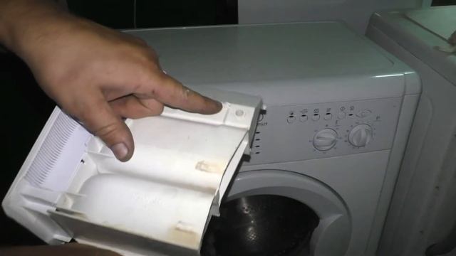 Как вытащить лоток порошка приемника из стиральной машины Индезит.