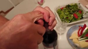 Как открыть бутылку вина, без штопора, за 30 секунд.