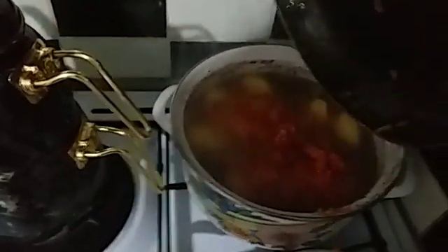 Суп с говядиной и с картошкой и с поджаркой с морковью и помидорами и чесноком! смотреть онлайн