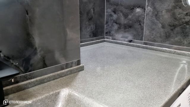 Красивая угловая столешница с монолитной раковиной и опорой на ванну над стиральной машиной. смотреть онлайн