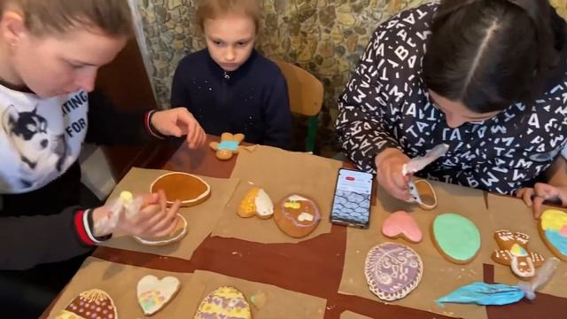 Майстер клас для дітей з розпису імбирного печива. Розпис печива для дітей.