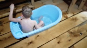#Отдых всей семьёй. Дети ныряют в ледяную воду?