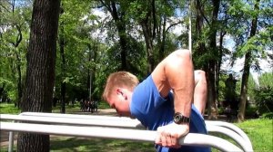 Workout | Базовые упражнения для начинающих. Как правильно отжиматься на брусьях.