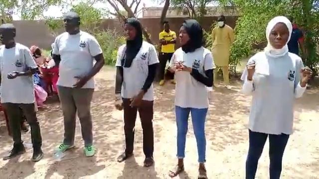 Une pièce de théâtre sur l'éducation à l'école. Un contexte bien précis смотреть онлайн