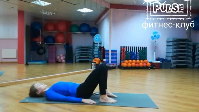 Пилатес. Небольшой комплекс с акцентом на мышцы пресса. Софья Врублевская смотреть онлайн