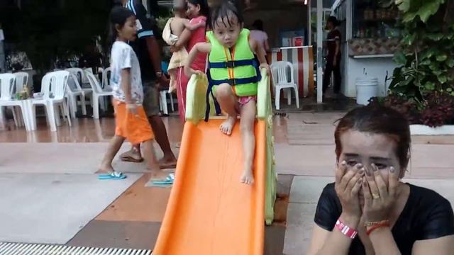 Go Swimming in the pool - Cute Little Girl Ivy смотреть онлайн