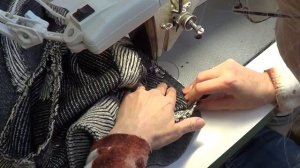 Втачиваем рукава  Пришиваем подокатники и плечевые накладки