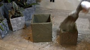Цветочные горшки из цемента и картона
