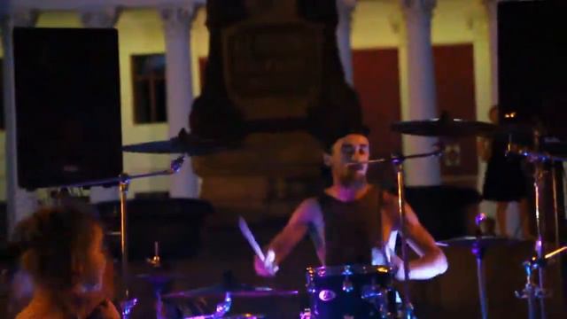 Уличный барабанщик в Одессе (drum cover Светлана Лобода - "Пора домой'") смотреть онлайн