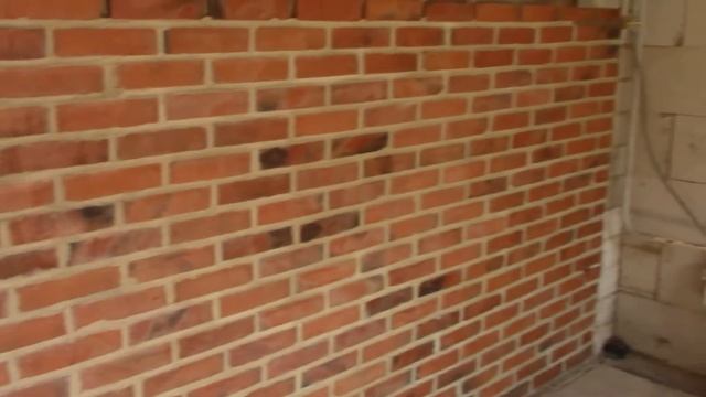 аккуратная кирпичная кладка с расшитыми швами