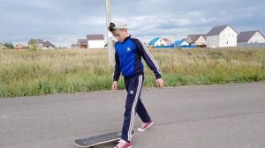 Влад делает самые простые трюки на скейте