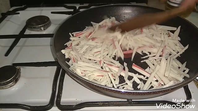 Салат с жареными крабовыми палочками. смотреть онлайн