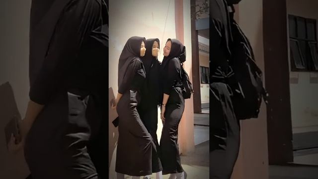 Foto Cewek-Cewek Cantik Berjilbab Gaya Bertiga, Tebak yang mana? - Shorts