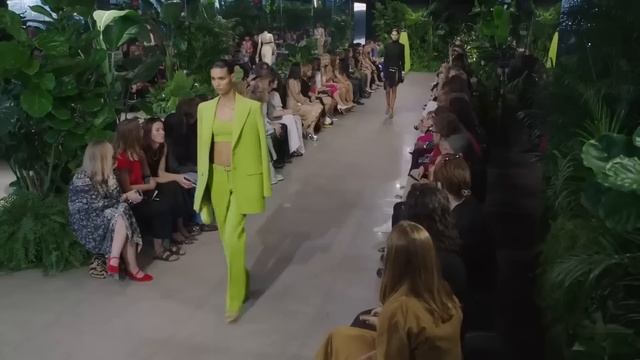 Michael Kors мода в Нью-Йорке весна лето 2023 / Одежда, сумки и аксессуары смотреть онлайн
